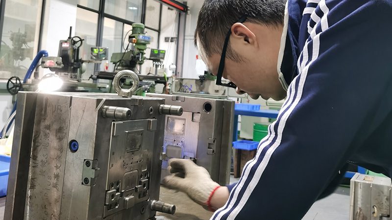 弹簧模具配件定制加工：揭秘其核心工艺与选型要点**